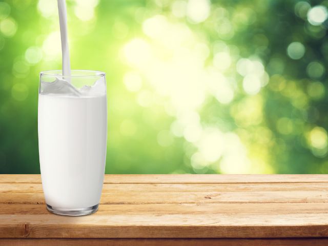 Uống ly sữa ấm giảm đau dạ dày