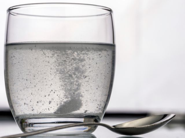 uống nước muối loãng giúp giảm đau dạ dày